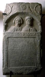 Grabstele des Veteranen Aelius Aemilius, die ihm seine Gattin mit dem wahrscheinlich keltischen Namen Amuca errichten ließ. 2. Jahrhundert. Eine Kopie der Grabstele ist neben dem Burgus aufgestellt.